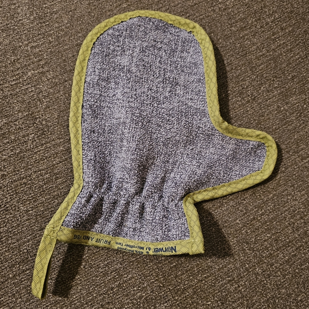 NWOT Norwex Fruit and Veggie Scrub Mitt